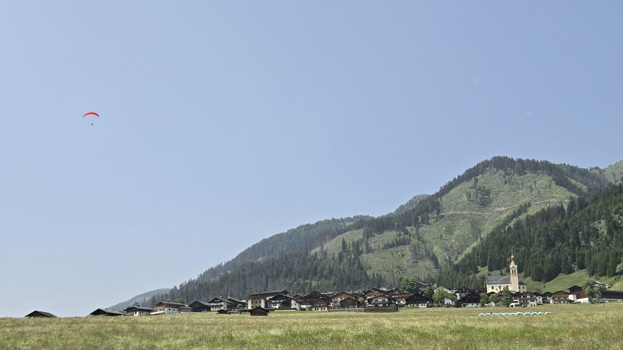 Blick auf Dorf und Landeplatz für Paragleiter Blick auf Dorf und Landeplatz für Paragleiter